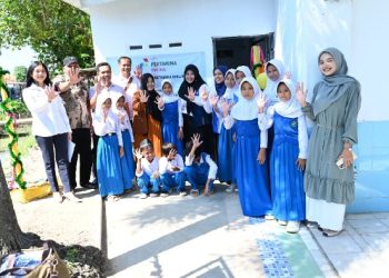 Pertamina Drilling Serahkan Bantuan Pendidikan di Madrasah Ibtidaiyah Miftahul Ulum Indramayu