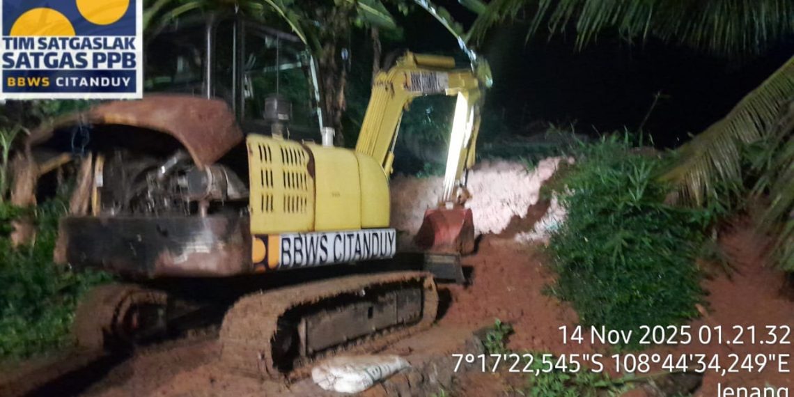 Kementerian PU Kerahkan 15 Excavator Bantu Penanganan Bencana Banjir Tanah Longsor di Kabupaten Cilacap
