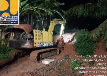 Kementerian PU Kerahkan 15 Excavator Bantu Penanganan Bencana Banjir Tanah Longsor di Kabupaten Cilacap