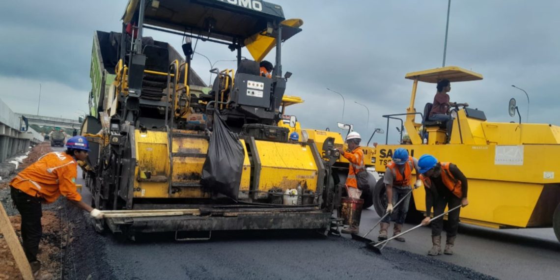 Standar Mutu Jalan Tol Diperkuat Lewat Pekerjaan Hotmix HKA di Palembang