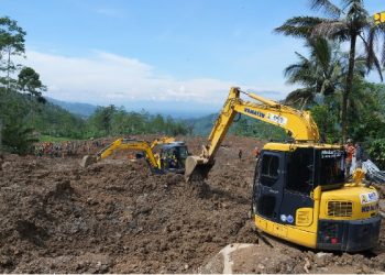 Menteri Dody Tinjau Lokasi Longsor Banjarnegara, Kementerian PU Kerahkan 18 Excavator untuk Penanganan Darurat