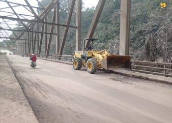 Kementerian PU Pulihkan Akses Jalan Nasional Lumajang-Malang dan Siagakan 10 Alat Berat untuk Normalisasi Alur Sungai Terdampak Erupsi Semeru
