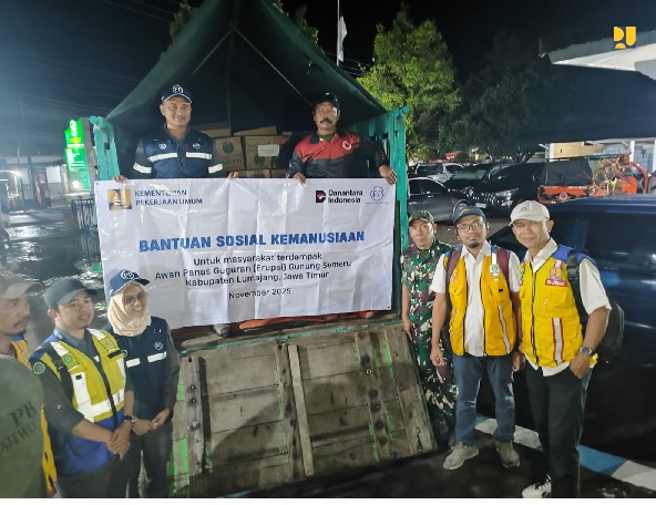 Kementerian PU Salurkan Bantuan Sosial bagi Pengungsi Erupsi Gunung Semeru Lumajang
