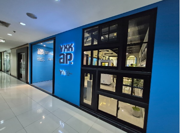 Tingkatkan Layanan Konsumen di Jawa Timur, YKK AP Indonesia upgrade showroom di Surabaya