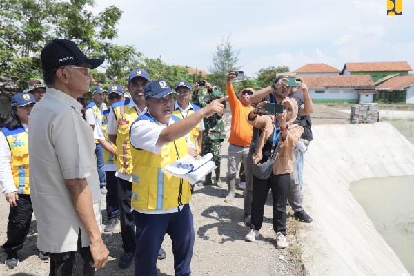 Tinjau Penanganan Pascabanjir Ruas Jalan Ketanggungan–Pejagan, Menteri PU Arahkan Percepatan Pengerukan Muara Sungai Babakan