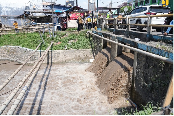 Tinjau Penanganan Sungai di Brebes, Menteri PU Instruksikan Mitigasi Risiko Jembatan Sitanggal