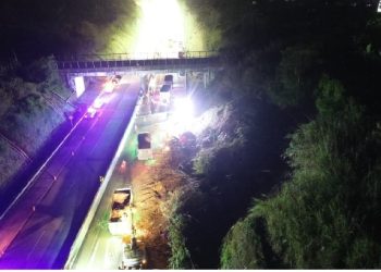 Longsor Tutup Ruas Tol Bocimi KM 72, Material Segera Dibersihkan