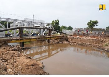 Menteri Dody Tinjau Pembangunan Jembatan Bokwedi di Pasuruan, Ditargetkan Fungsional Sebelum Nataru