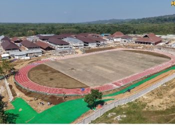 Dikelilingi Perkebunan Pohon Jati, Sekolah Rakyat Indramayu Punya Lapangan Sepak Bola Rumputnya Standar FIFA