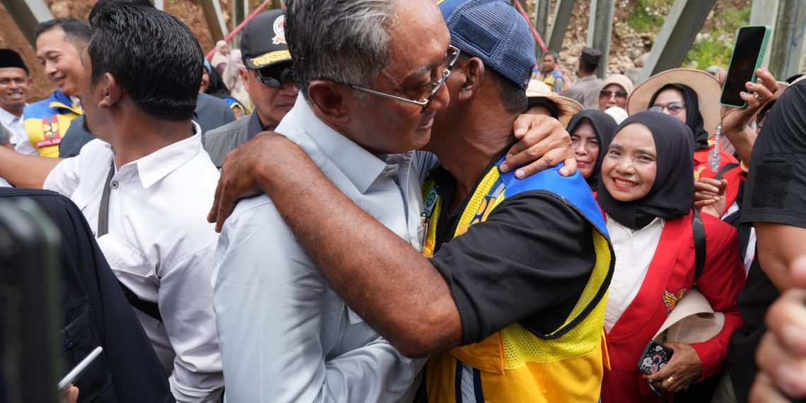 Menteri Dody Sematkan Rompi Kuning, Apresiasi Warga Penjaga Konektivitas di Jembatan Enang-Enang