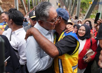 Menteri Dody Sematkan Rompi Kuning, Apresiasi Warga Penjaga Konektivitas di Jembatan Enang-Enang