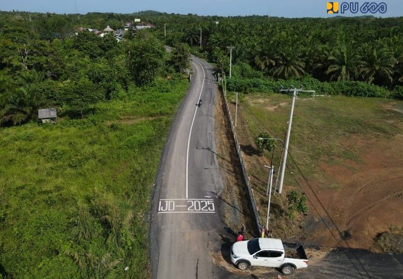 Inpres Jalan Daerah 2025, Kementerian PU Perkuat Akses Distribusi Komoditas Ekspor Kayu Arang di Kotabaru