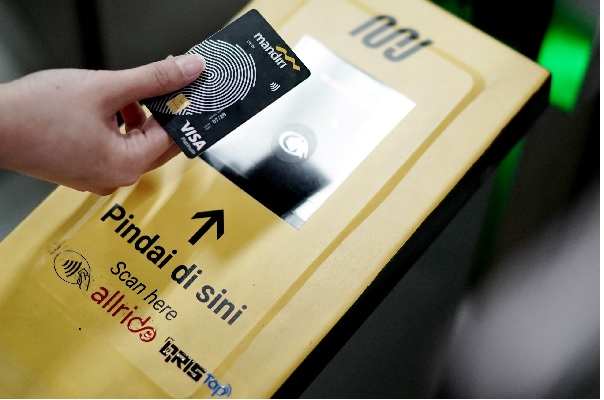 Naik MRT Jakarta Kini Lebih Mudah dengan Pembayaran Tiket Kartu Kredit Nirsentuh Global