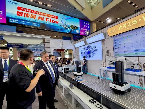 Hadiri Pameran WAIC 2026, Menko Airlangga Lirik Peluang Transfer Teknologi Robotika dan AI ke Indonesia