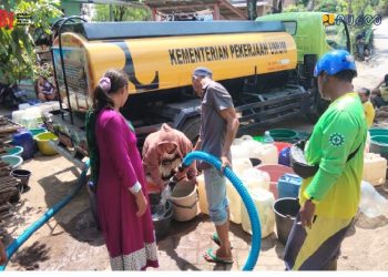 Warga Cilegon Mulai Terdampak Kekeringan, Bantuan Air Bersih Disalurkan