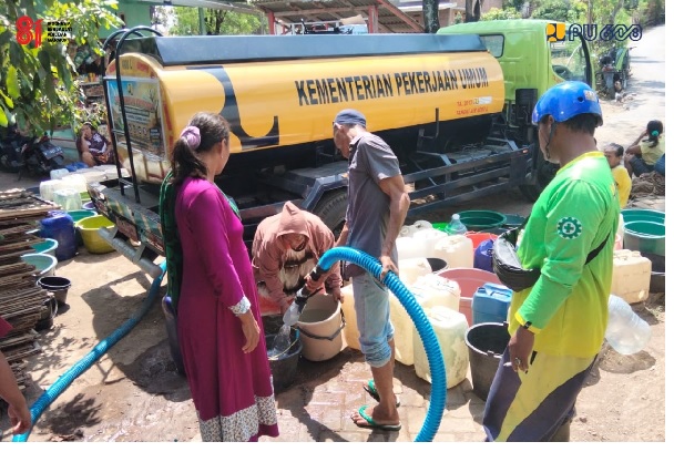 Warga Cilegon Mulai Terdampak Kekeringan, Bantuan Air Bersih Disalurkan