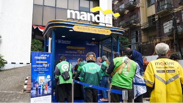 Perkuat Semangat Gotong Royong Jelang HUT ke-81 RI, Livin’ Mandiri Berbagi Kembali Hadir untuk Pekerja Rentan