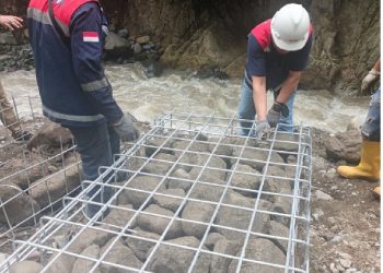 Dukung Penyelesaian Jalur Vital Lembah Anai, Bhirawa Steel Pasok Baja dan Bronjong