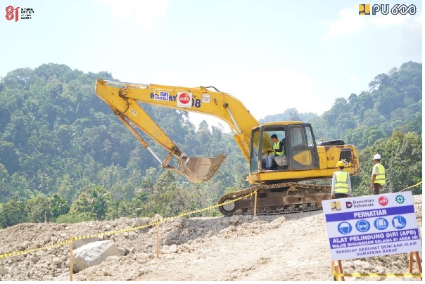 Menteri Dody Kaji Pembangunan Trase Baru Pasca Tinjauan Penanganan Longsor di Kelok 44 Agam