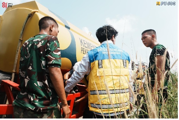 Truk Tangki Air dan Personel Diterjunkan untuk Penanganan Karhutla di Kalteng