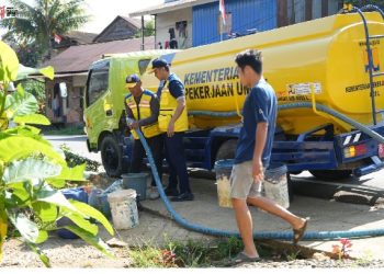 Gerak Cepat Tangani Kekeringan, Warga Mamuju Terima Bantuan Air Bersih
