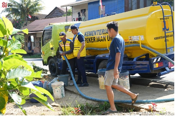 Gerak Cepat Tangani Kekeringan, Warga Mamuju Terima Bantuan Air Bersih
