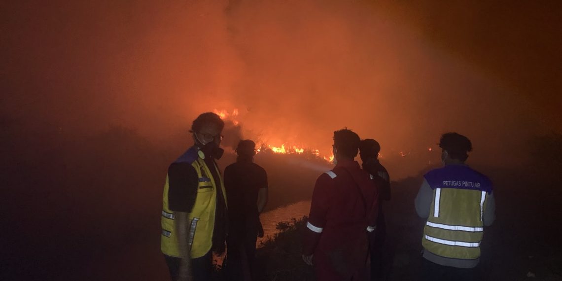 Suplai Air dari Saluran Tersier Dukung Pemadaman Karhutla di Kapuas