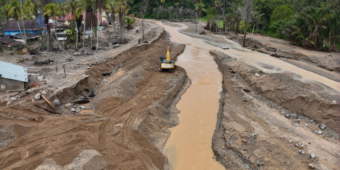 Buka Alur Sungai dan Perkuat Tebing Pascabanjir Terjang Tapanuli Tengah