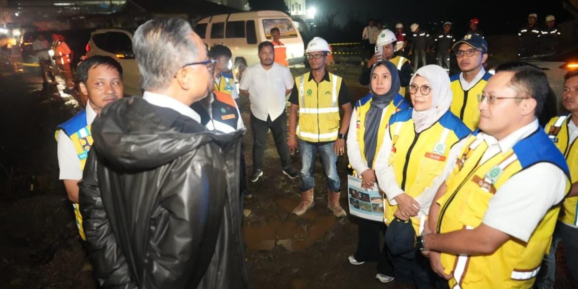 Datang Malam-Malam ke Solok, Menteri Dody Cek Langsung Penanganan Pascabanjir