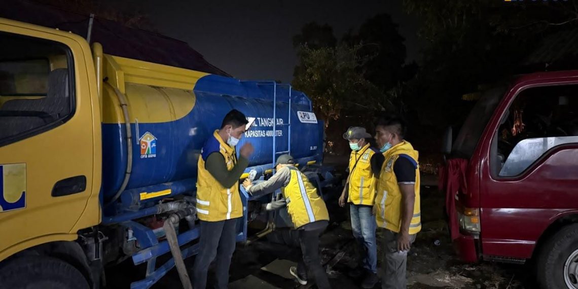 12.000 Liter Air Disalurkan untuk Dukung Pemadaman Kebakaran TPA Buku Deru-Deru