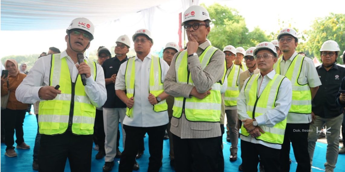 Kepala BP BUMN dan Komisi VI DPR RI Tinjau Progres Pembangunan Stadion H. Agus Salim Garapan Hutama Karya