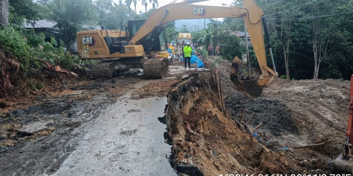 Longsor di Ruas Jalan Tarutung–Sipirok Ditangani, Lalu Lintas Kembali Bisa Dilalui dengan Sistem Buka Tutup